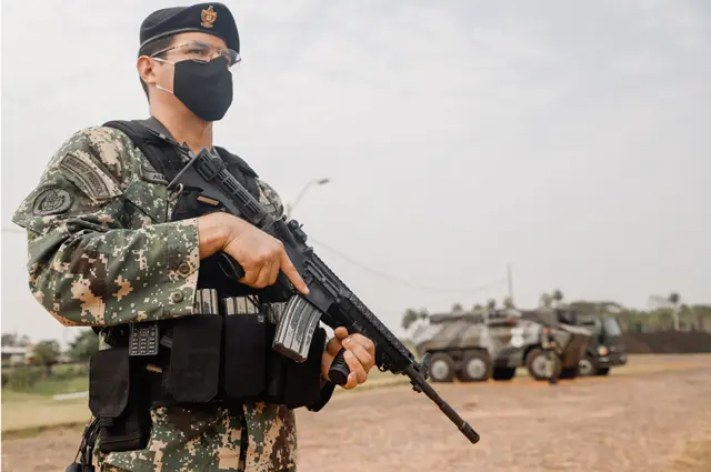 Un soldado en el cuartel general de la FTC en Concepción