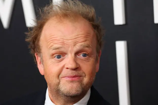 Тоби Джонс- исполнитель роли преданного кино киномеханика Нормана на премьере фильма в Лон-Анджелесе