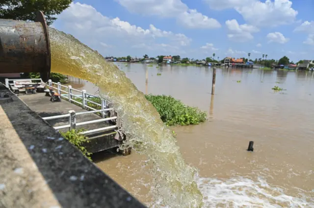 น้ำไหลออกจากท่อ