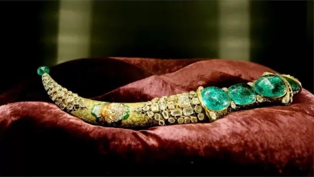 नादिर शाह को ऑटोमन साम्राज्य के सुल्तान महमूद प्रथम का उपहार: नादिर शाह का ऑटोमन साम्राज्य के साथ युद्ध भी हुआ और एक अवसर पर उन्होंने कहा था कि वह 'कंधार, बुख़ारा, दिल्ली और इस्तांबुल के शासकों के गले में लगाम डाले देंगे' लेकिन इसका मतलब यह नहीं है कि कभी शांति के प्रयास नहीं हुए और शांति के संदेश नहीं भेजे गए.