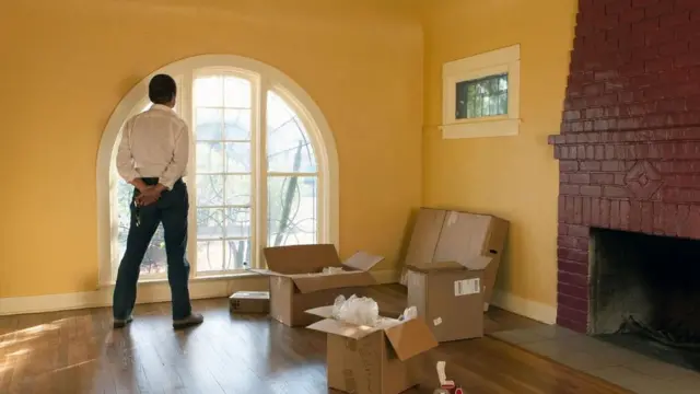 يرى خبراء أن بعض الأزواج ينتظرون عودة الاستقرار الاقتصادي والاجتماعي لكي يتخذوا قرارهم بالطلاق