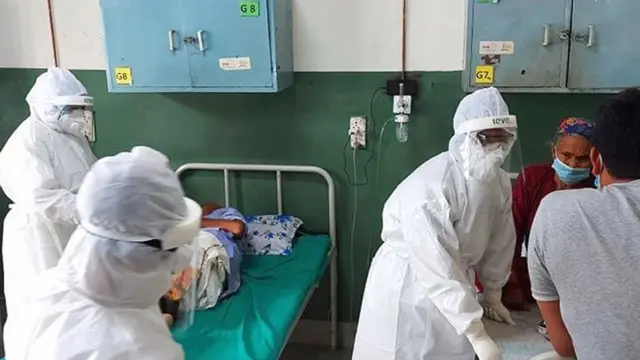 लमजुङमा कोभिड बिरामीसँग स्वास्थ्यकर्मीहरू