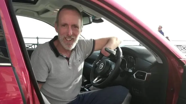 Mike Davies en su auto