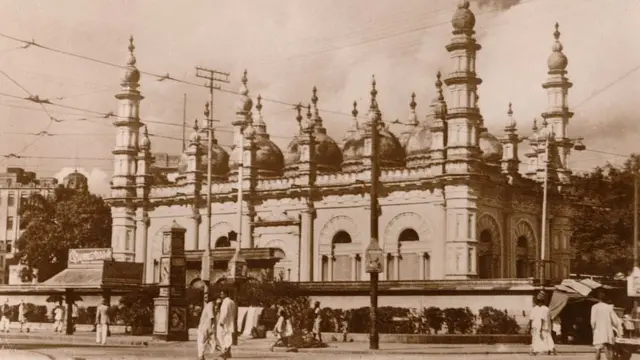 কলকাতায় টিপু সুলতান শাহী মসজিদ। টিপু সুলতানের সর্বকনিষ্ঠ পুত্র প্রিন্স গুলাম মোহাম্মদ কলকাতায় এই মসজিদ তৈরি করেন ১৮৩২ সালে। সংগৃহীত ছবি।