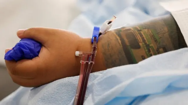 Umunyamerika uri gutanga plasma nyuma yo gukira Covid-19