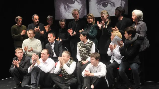 На фотографии, снятой в Нью-Йорке после спектакля "Быть Гарольдом Пинтером" вместе с труппой театра в верхнем ряду слева направо: знаменитые американские актеры Стивен Спинелла и Мэнди Патинкин, рок-музыканты Лу Рид и Лори Андресон, лауреат "Оскара" Кевин Клайн, актрисы Линда Эмонд и Лили Рэйб, актер Джош Хамильтон, обладательница премий "Оскар" и "Золотой глобус" Олимпия Дукакис