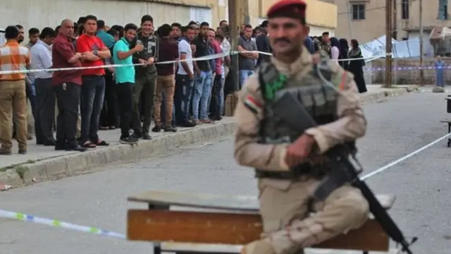 मूसल में वोट डालते लोग