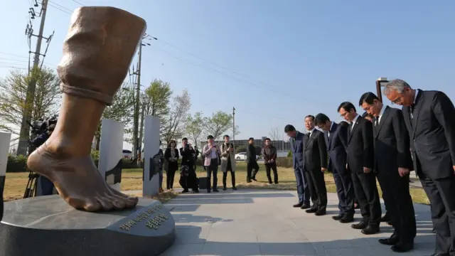 경기 파주 임진각 평화누리공원 '평화의 발'. 2015년 8월 김정원·하재헌 하사 등 수색대원 8명이 북한의 지뢰도발 당시 작전했던 상황을 형상화한 조형물이다