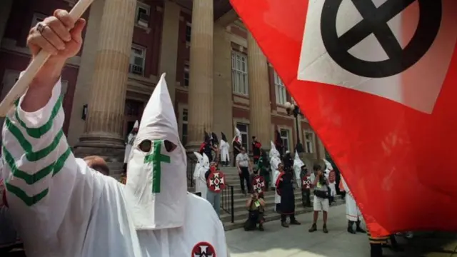 Wisconsin teacher removed for essay defending Ku Klux Klan - BBC News
