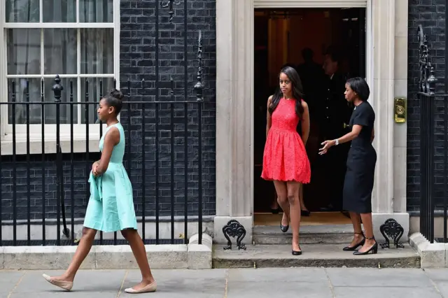 Gabdhaha Obama ayaa booqday xafiiska Ra'iisal wasaaraha Britain ee 10 Downing Street iyaga oo ay weheliso hooyadood Michelle sanadkii 2015 si ay dhiirigaliso ol'olaheeda gabdhuhu wax ha bartaan