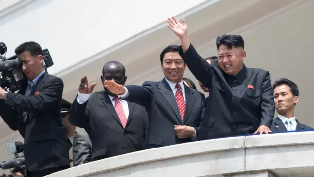 Kim Jong-un acena para a multidãoapostas online no atletismoPyongyang, ao ladoapostas online no atletismoautoridades