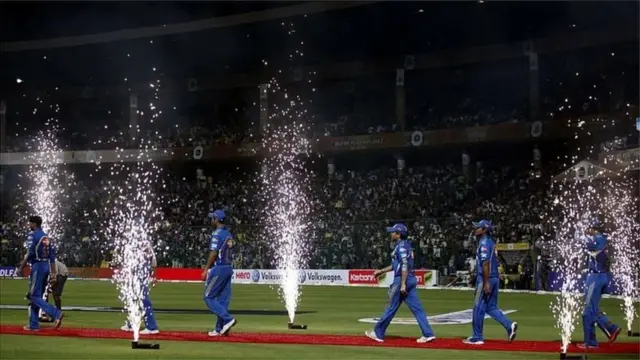 मॅचदरम्यानची रोषणाई