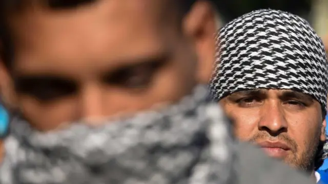 Dos hombres en una protesta en Argentina contra la interferencia de Estados Unidos en las crisis de Siria y Venezuela