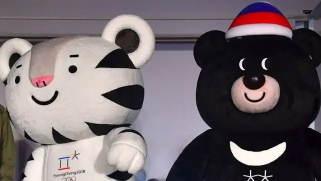 Biểu tượng Olympic Mùa đông Soohorang và Bandabi có vẻ được chào đón ở Bắc Hàn