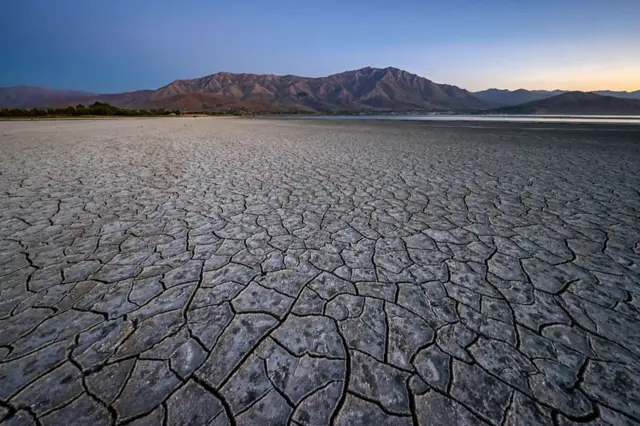 تصویری از کف دریاچه وان در شرق ترکیه که بر اثر خشکی ترک خورده است