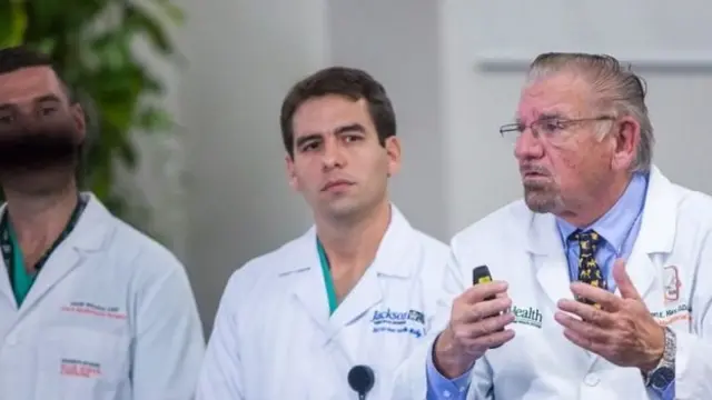 Robert Marx (dir.) com outros médicos