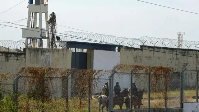 ঐ কারাগারটিতে কয়েদি হিসেবে আন্তর্জাতিক মাদক পাচারকারী চক্রের সদস্যদের রাখা হত।