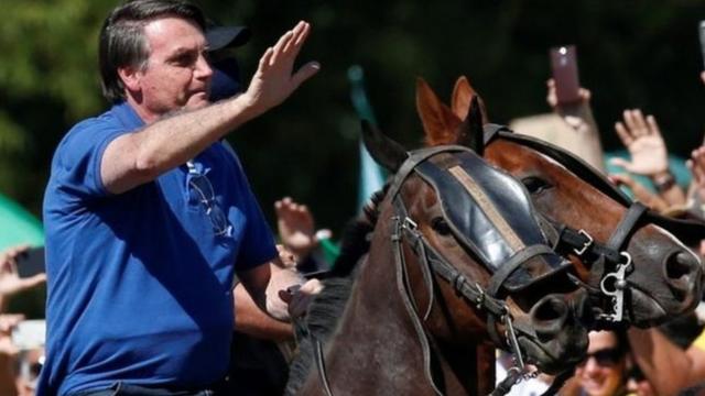 Presidente Jair Bolsonaro em um cavalo durante manifestação