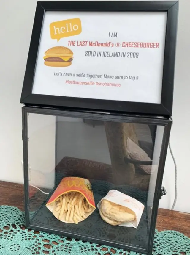 Hamburger dan kentang goreng terakhir dari McDonald's di Islandia.