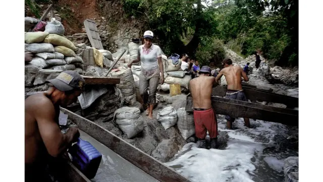 Mineros independientes trabajan en una corriente llamada La Cianurada.