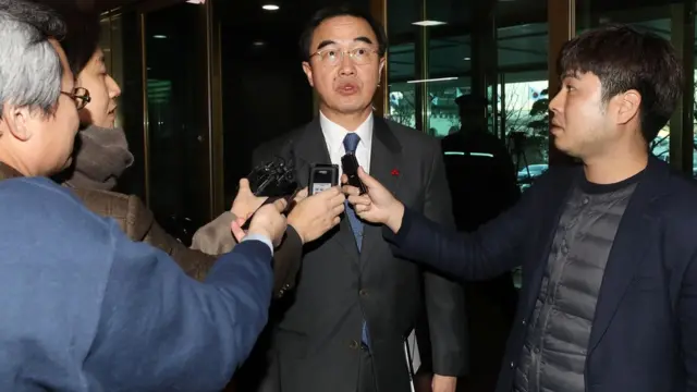 지난 5일 조명균 통일부 장관이 남북고위급 회담 관련 취재진의 질문에 답하고 있다