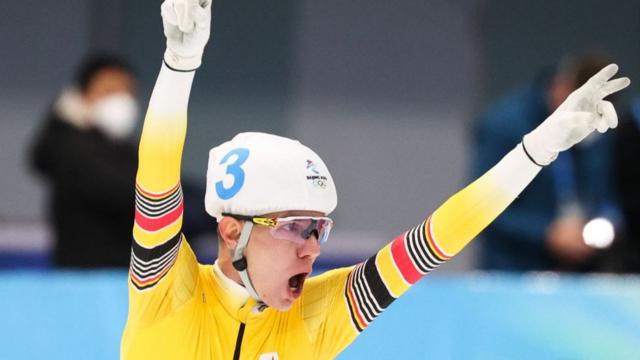 В финале масс-старта в соревнованиях по конькобежному спорту победу одержал бельгиец Барт Свингс.