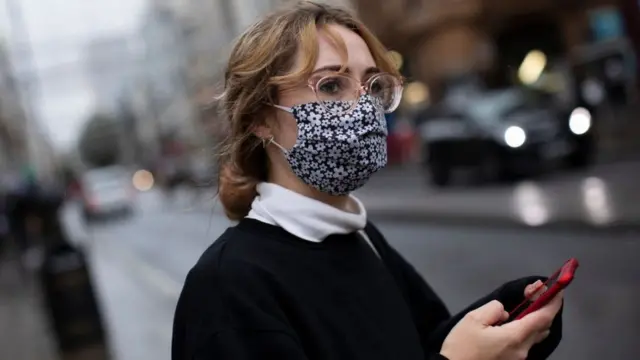 Une femme avec un masque