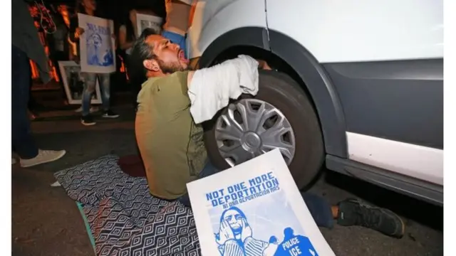 Raia mmoja aliyejaribu kuzuia gari lililokuwa limembeba Guadalupe de Rayos likimuondoa Arizona.