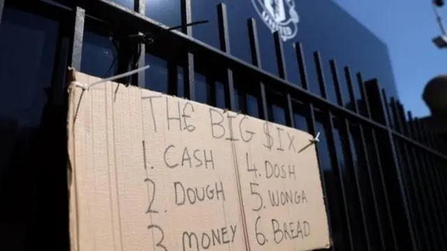 မန်ယူနိုက်တက် အိုးထရက်ဖို့ဒ်ကွင်း အပြင်ဖက်က ဆူပါလိဂ် ဆန့်ကျင်ရေး ပိုစတာတစ်ခု