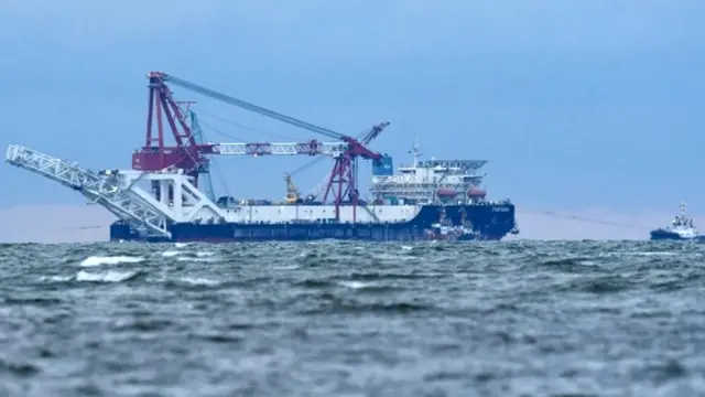 Судно "Фортуна" прокладывает трубопровод по дну Балтийского моря