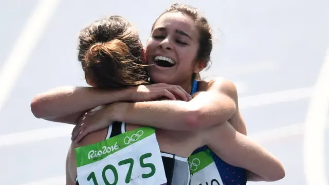 El abrazo entre la estadounidense y la neozelandesa al final de la competencia