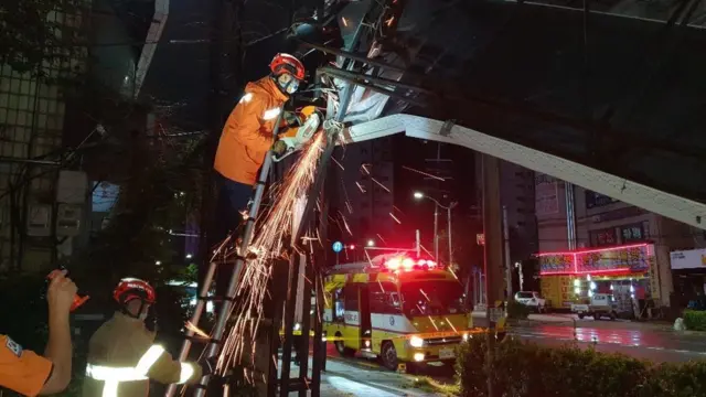 27일 오전 1시 인천시 서구 한 건물 음식점 간판이 길가로 떨어졌다는 신고가 접수돼 출동한 소방대원들이 안전조치를 하고 있다
