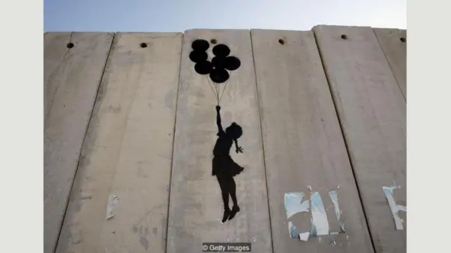 Nghệ sĩ du kích người Anh Banksy đã vẽ một hình ảnh được gọi là cuộc tranh luận bóng bay trên bức tường Bờ Tây của Israel vào năm 2005