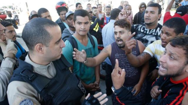 População discute com agentes da Polícia Rodoviária Federalapostas esportivas regulamentaçãopostoapostas esportivas regulamentaçãogasolinaapostas esportivas regulamentaçãoSão Cristovam