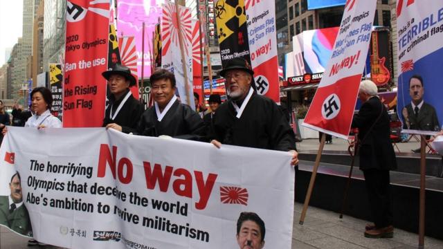 Sul-coreanos protestando contra a bandeira do sol nascente