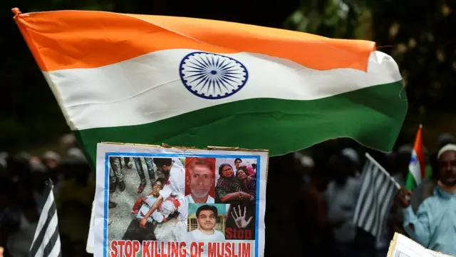 ভারতে জামিয়াত উলেমা-এ-হিন্দ সংগঠনের সদস্যরা মুসলিম হত্যার প্রতিবাদে বিক্ষোভ করে।