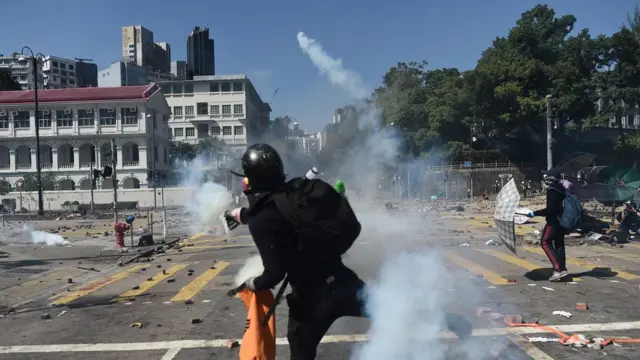 ผู้ชุมนุมขว้างระเบิดขวด