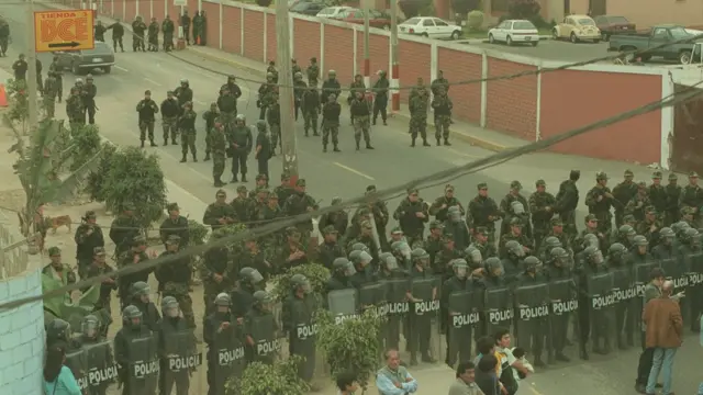 La sede del Servicio de Inteligencia del Ejército, protegida por policías antimotines en 2000.