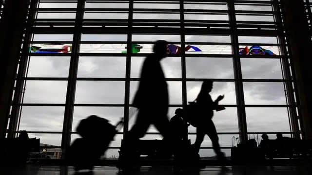 viajantes no aeroporto