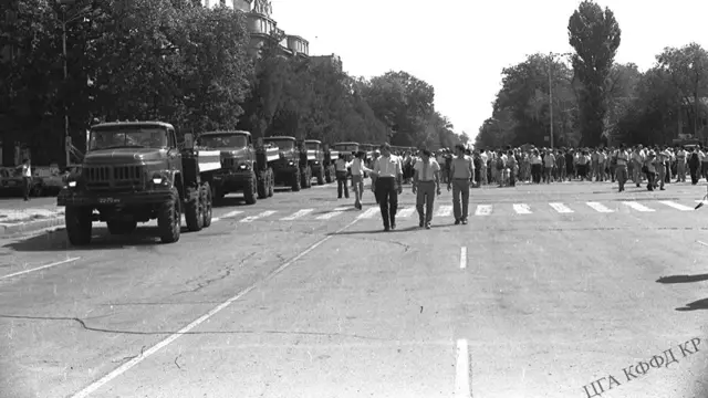 1938-жылы "улутчул, эл душманы" деген жалаа менен атылган 137 адамдын сөөгүн кайра жерге берүү, 1991-жыл, Бишкектин Эски аянты