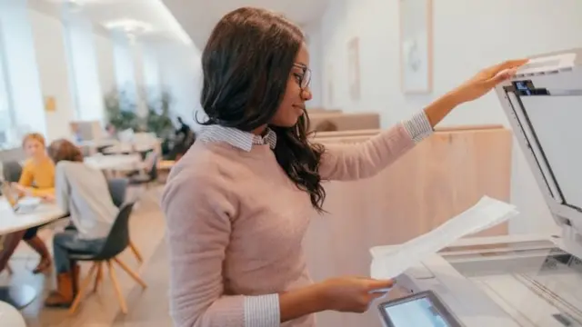 काम करती महिला