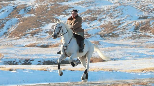 Ким Чен Ын на коне скачет по склону горы Пэктусан