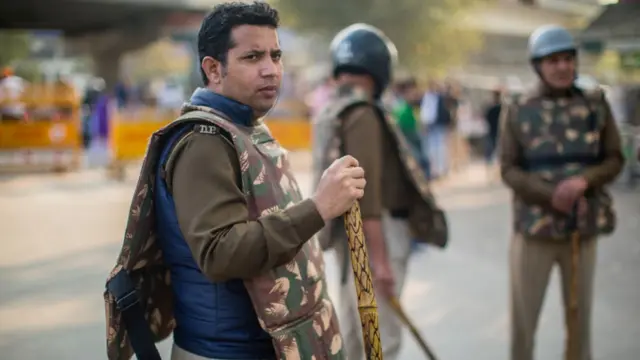 দাঙ্গা উপদ্রুত এলাকার মানুষজন অভিযোগ করেছেন দাঙ্গার সময় পুলিশ ছিল নিস্ক্রিয়