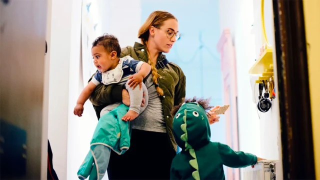 Una mujer con un bebé y un niño