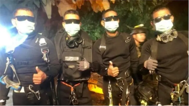 কিশোরদের খুঁজে পাওয়ার পর উদ্ধারকারিরা প্রথমে গুহার ভেতরে তাদের কাছে খাবার পৌঁছে দিয়েছিল