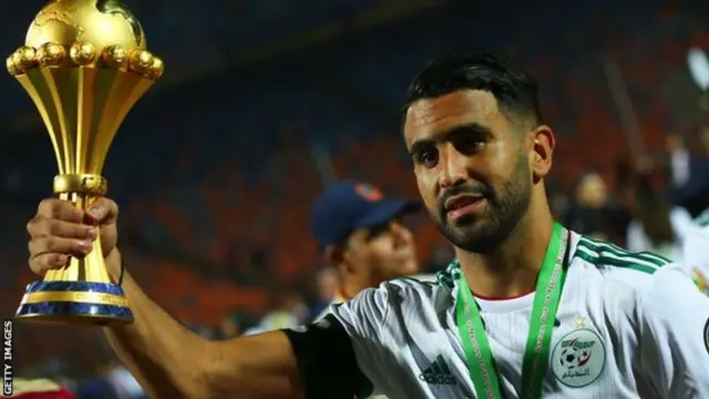 ኣልጀርያዊ ተጻዋታይ እንግሊዛዊት ክለብ ማንቸስተር ሲቲ ሪያድ ማህረዝ