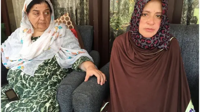 افتخار کی بہن دائیں