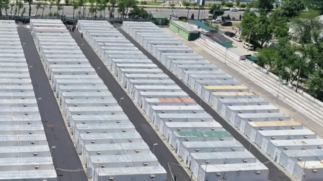 Бу беморхонада қўшни Ўзбекистон томонидан юборилган ва барча зарур тиббиёт жиҳозларига, жумладан сунъий нафас олдириш ап-паратига эга 144 та контейнер ўрнатилган