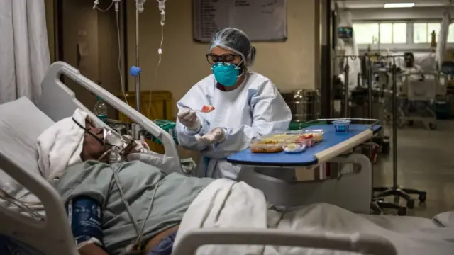 হাসপাতাল বেডে একজন রোগী।