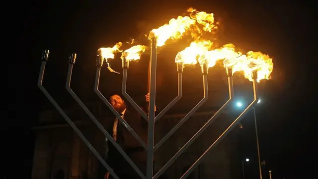 De nombreuses religions exigent des rituels spécifiques associés à des expériences spirituelles